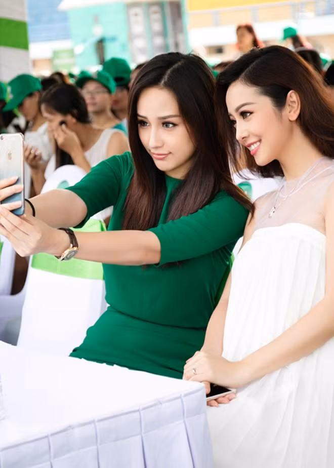 Jennifer Phạm đọ sắc đàn em kém 3 tuổi - hoa hậu Mai Phương Thúy. Đều sở hữu vẻ đẹp ngọt ngào, song Hoa hậu châu Á tại Mỹ có phần nhỉnh hơn đàn em về thần sắc.