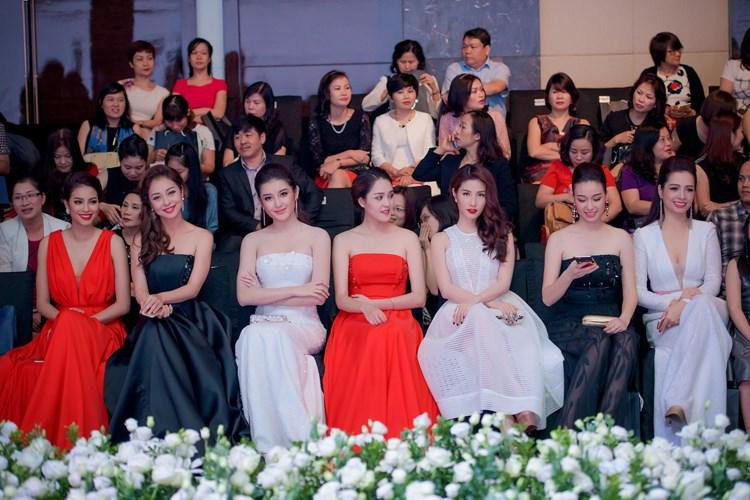 Hoa hậu châu Á tại Mỹ 2006 trẻ trung giữa dàn người đẹp.