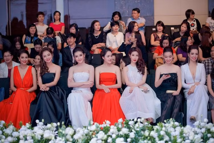 Hoa hậu châu Á tại Mỹ 2006 trẻ trung giữa dàn người đẹp.