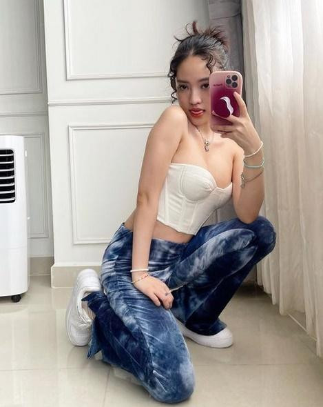 Thúy Vi khoe ngực khủng với công thức mix đồ quen thuộc áo croptop và quần jeans suông.