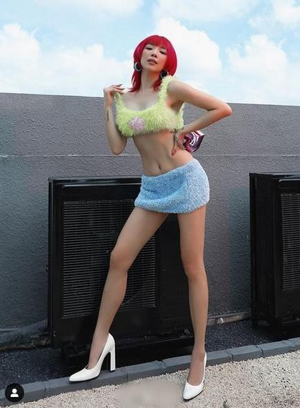 Tóc Tiên sexy hết nước chấm khoe eo không chút mỡ thừa với công thức áo bra kết hợp cùng chân váy mini.