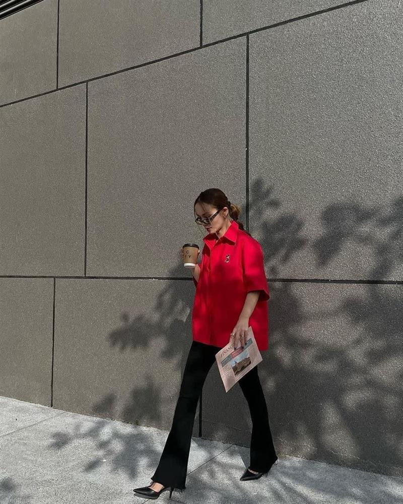 Yến Trang xuống phố với áo sơ mi oversize tông màu đỏ tươi rực rỡ, mix cùng quần jeans ống loe và giày cao gót mũi nhọn. Cô nàng mỹ nhân Việt càng trở nên sang chảnh thời thượng khi chọn mắt kính làm phụ kiện nhấn nhá cho set đồ.