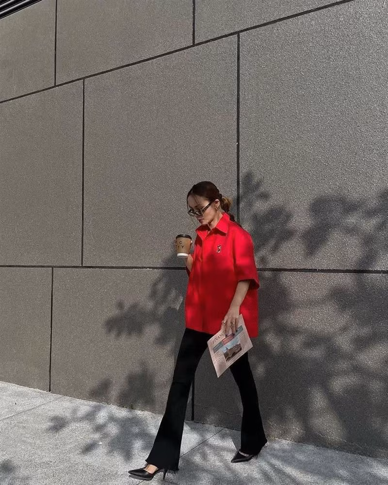 Yến Trang xuống phố với áo sơ mi oversize tông màu đỏ tươi rực rỡ, mix cùng quần jeans ống loe và giày cao gót mũi nhọn. Cô nàng mỹ nhân Việt càng trở nên sang chảnh thời thượng khi chọn mắt kính làm phụ kiện nhấn nhá cho set đồ.