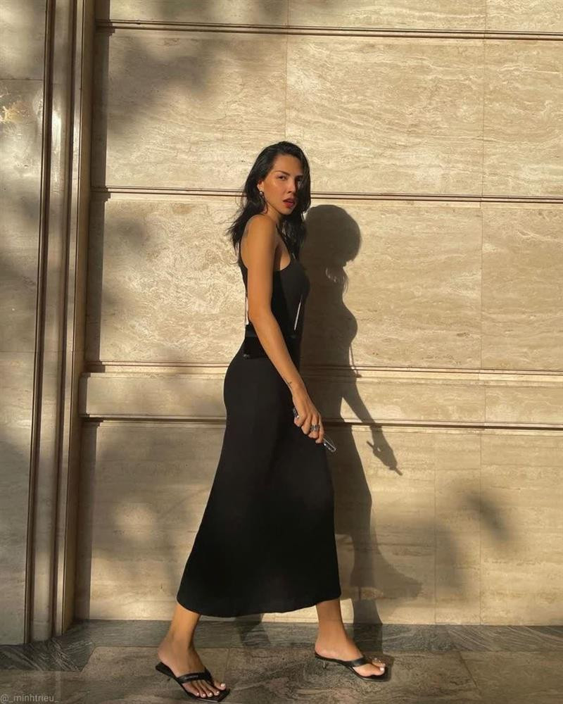 Đầm đen với thiết kế ôm sát phần trên đã làm nổi bật được lợi thế vóc dáng của Minh Triệu. Nàng siêu mẫu còn nâng tầm trang phục với túi xách hàng hiệu và sandals cao gót ton sur ton đen.