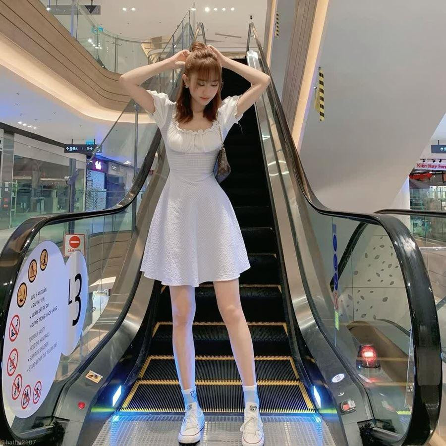 Hà Thu hack tuổi ngoạn mục với combo váy trắng cổ vuông và giày sneakers. Chiếc túi xách quai ngắn của LV chính là điểm nhấn đắt giá cho tổng thể phong cách của cô nàng này.