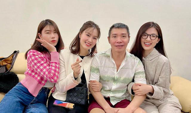 Sao Việt hôm nay 19/11: Sau vài tuần ra viện, NSND Công Lý tươi tắn khi có các đồng nghiệp tới thăm nhà.