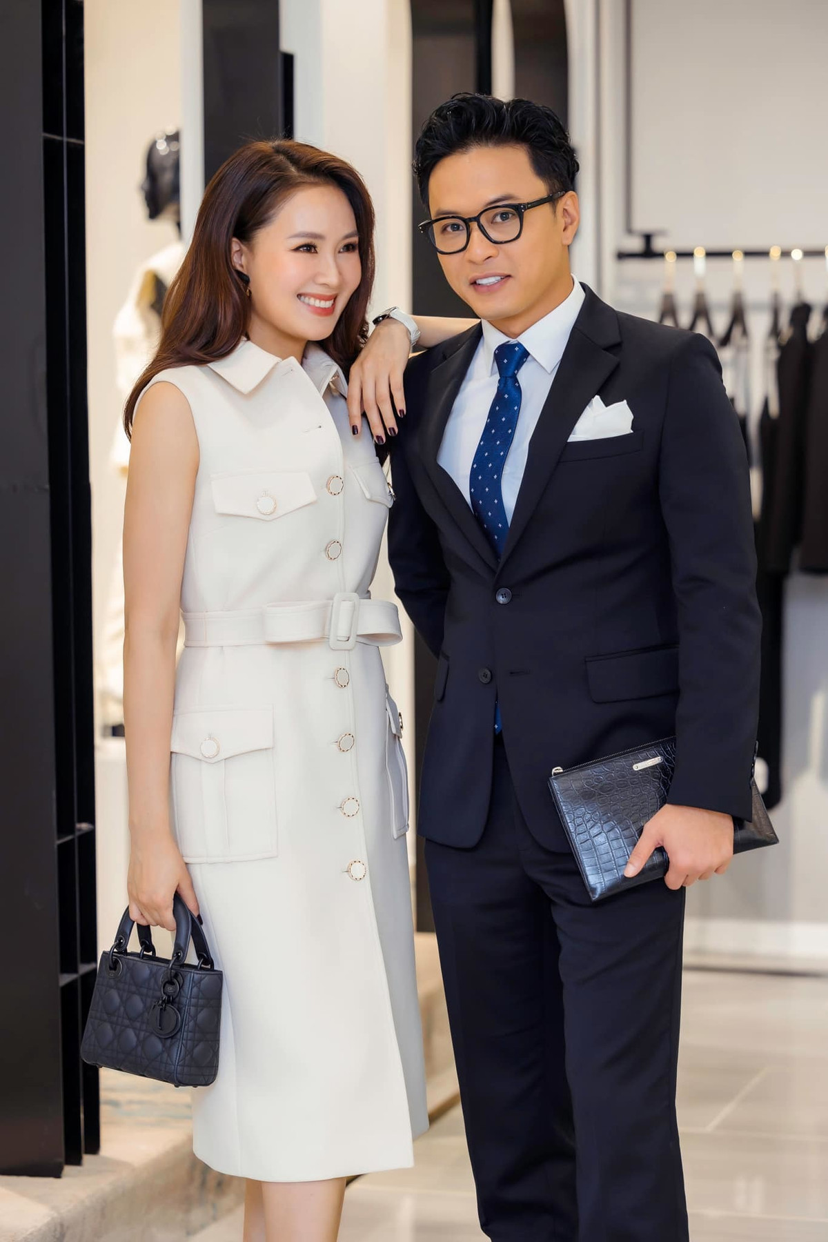 Đi sự kiện cùng Hồng Đăng, Hồng Diễm hài hước viết trên trang cá nhân: "Nghe nói anh Đức xoăn của Thương ngày nắng về sắp làm mưa làm gió trên màn ảnh. Hôm qua tóm được anh ý phải xin chụp ngay mấy kiểu ảnh, không mấy bữa nữa anh ý hót quá lại khó đến gần".