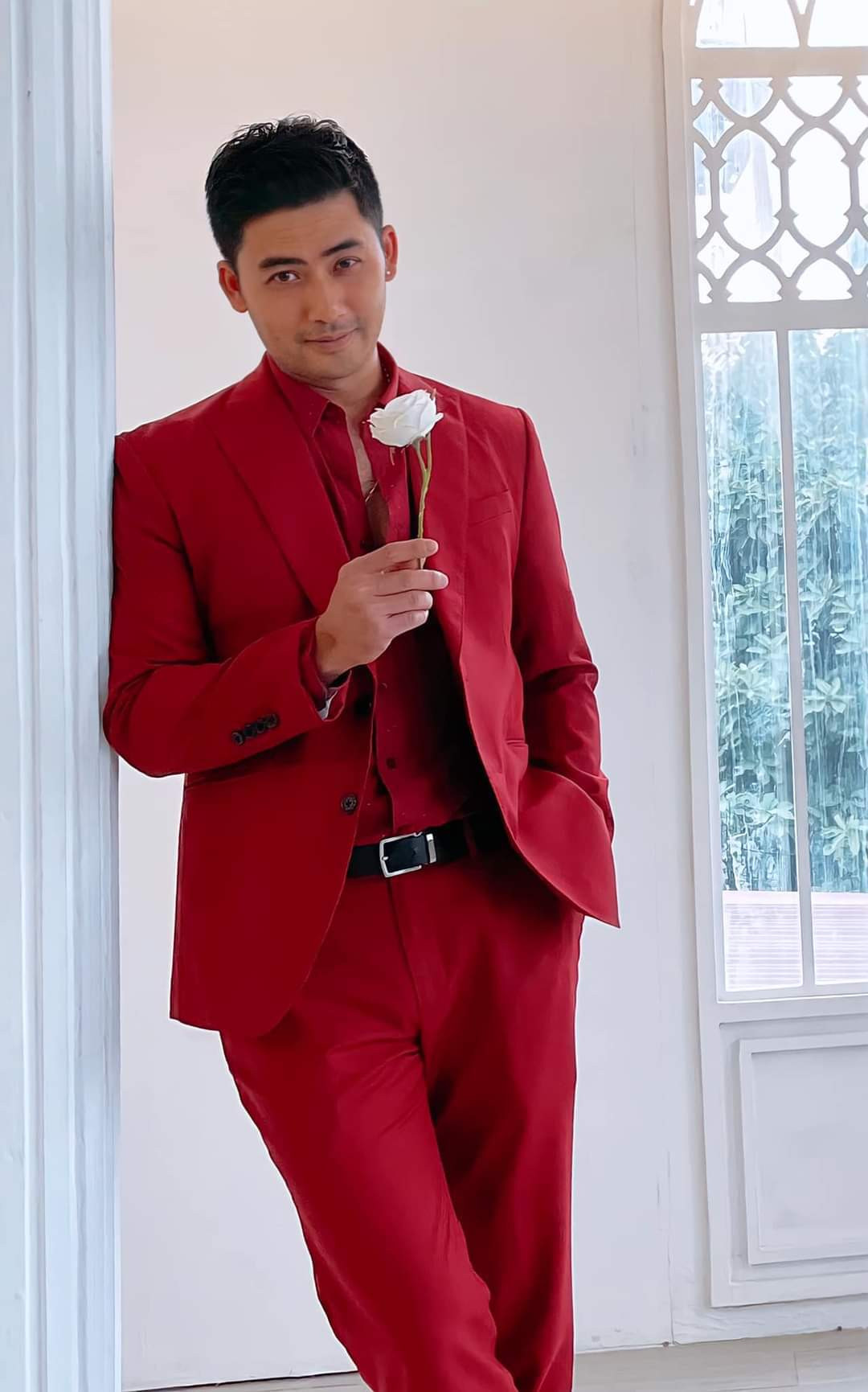 "Bông hoa đó vốn dĩ không thuộc về anh, chỉ là anh đã đi qua đúng mùa hoa đẹp nhất… vì định vị sai chỗ hoa", diễn viên Anh Bảo viết.