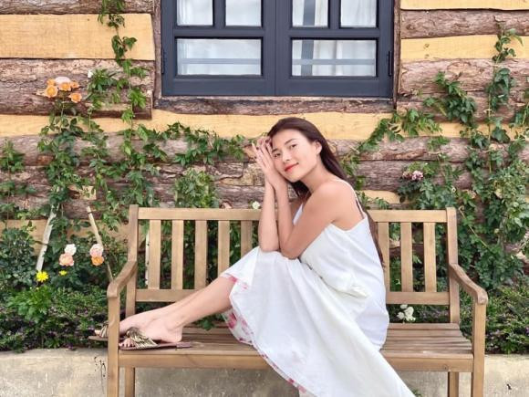 Sau ồn ào từ thiện, Thuý Diễm suy tư: "Nếu dọc đường đôi chân thấy mỏi, mình sẽ dựa vào chiếc ghế nào đó bên đường. Nếu cuộc đời đến lúc khó, mình sẽ phải đưa ra quyết định lựa chọn hướng đi thế nào để an yên! Và đường đi dù có chông gai, có bão giông có chán chường mình vẫn phải đi tiếp con đường đã chọn bởi vốn dĩ chẳng thể quay lại từ đầu!".