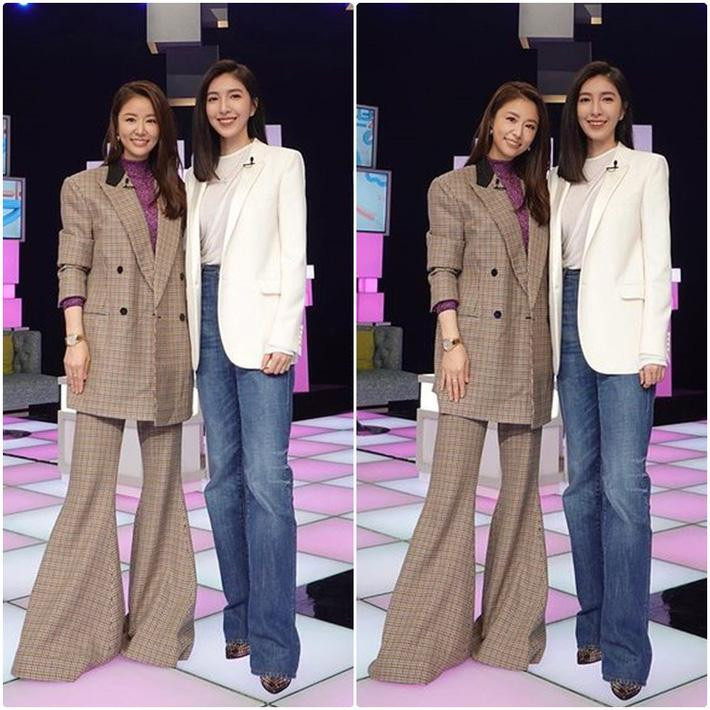 Chỉ cần lượn như đen cù ở nơi ghi hình là người đẹp có thể quét hết một ''huyện'' đất cát trên sàn nhà, giúp giảm thiểu gánh nặng công việc cho các nhân viên dọn vệ sinh nơi đây. Quả là một nghĩa cử cao đẹp của minh tinh một thời!