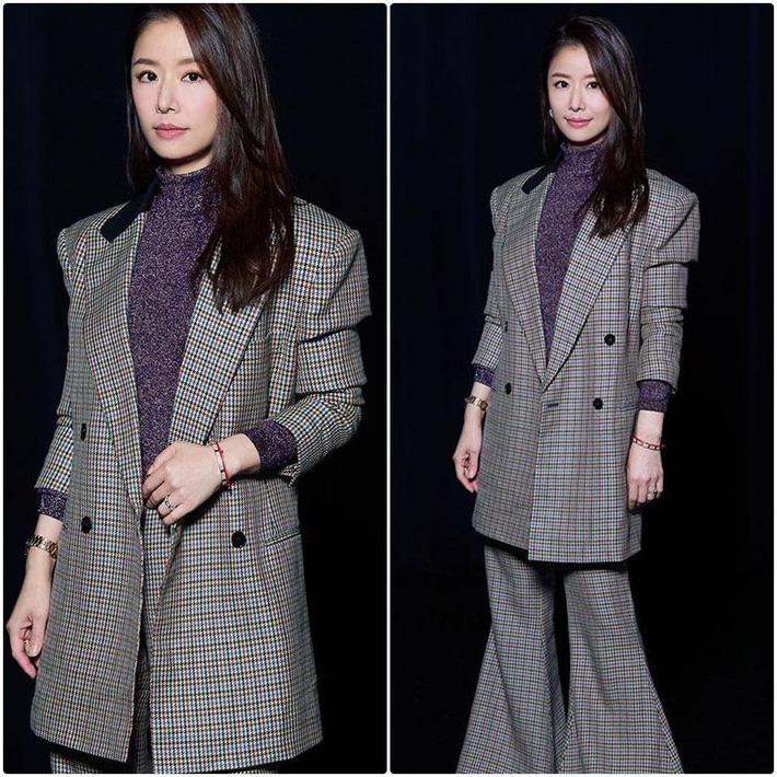 Nhìn kỹ mới thấy lối ăn vận của Lâm Tâm Như thật là lạ. Mẫu suit độn vai quá khổ với tay áo bị kéo tới mức xô lệch lộ ra chiếc áo len cổ lọ tím già dặn chẳng mấy ăn nhập. Bộ trang phục của cô là sự tổng hoà của cái cũ và cái mới, của cái sến súa và cái lạc điệu, là sự cải cách không thành công và những phút ngẫu hứng thời trang quá đỗi ''3 chấm''.