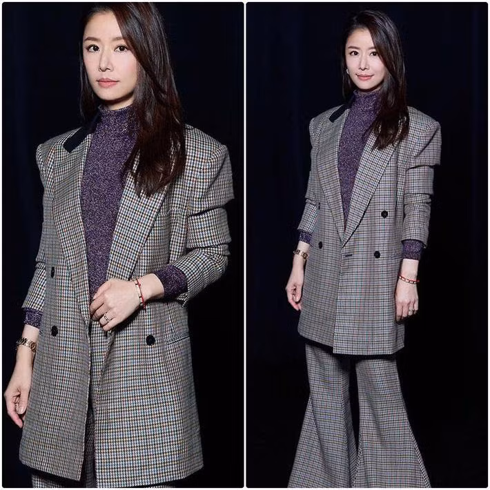 Nhìn kỹ mới thấy lối ăn vận của Lâm Tâm Như thật là lạ. Mẫu suit độn vai quá khổ với tay áo bị kéo tới mức xô lệch lộ ra chiếc áo len cổ lọ tím già dặn chẳng mấy ăn nhập. Bộ trang phục của cô là sự tổng hoà của cái cũ và cái mới, của cái sến súa và cái lạc điệu, là sự cải cách không thành công và những phút ngẫu hứng thời trang quá đỗi ''3 chấm''.