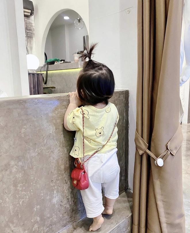 Mặc đồ bộ ở nhà, tóc buộc chỏm lại hóng hớt như một "bà tám" thực thụ, Winnie đeo thêm cả chiếc túi Chanel màu hồng có giá cả trăm triệu.