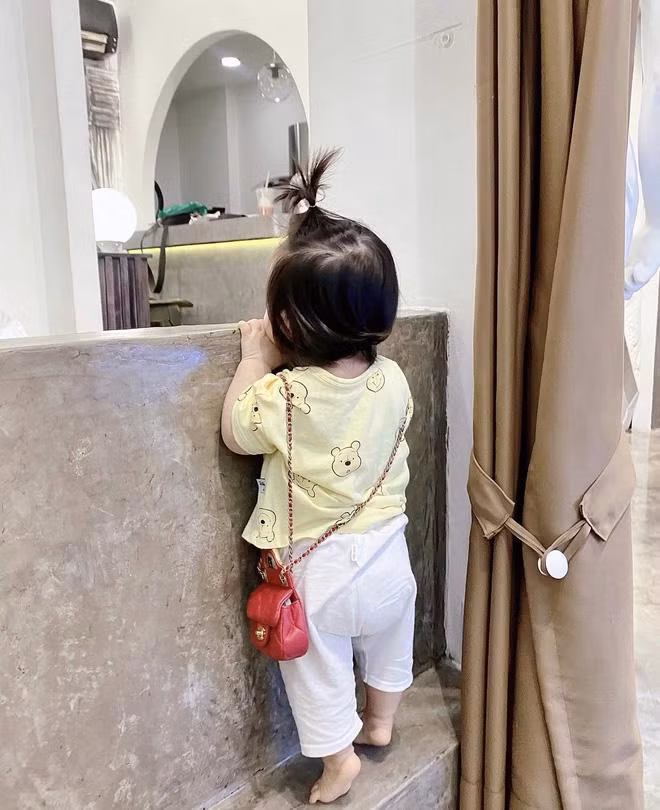 Mặc đồ bộ ở nhà, tóc buộc chỏm lại hóng hớt như một "bà tám" thực thụ, Winnie đeo thêm cả chiếc túi Chanel màu hồng có giá cả trăm triệu.