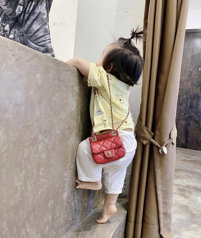 Mẹ Đông Nhi có vẻ ngày càng "mạnh tay" sắm hàng hiệu cho ái nữ rồi đây.