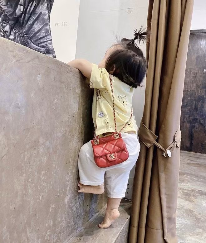 Mẹ Đông Nhi có vẻ ngày càng "mạnh tay" sắm hàng hiệu cho ái nữ rồi đây.