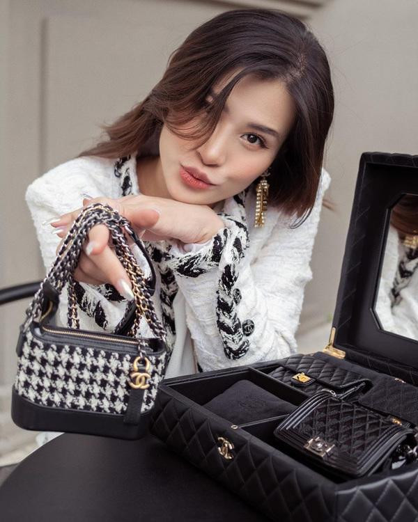 Ngay từ khi chưa chào đời, bố Ông Cao Thắng và mẹ Đông Nhi đã tậu luôn set 4 chiếc túi iconic của Chanel nhưng phiên bản màu đen với giá 650 triệu đồng. Bộ sưu tập này còn vừa kết nạp thêm bé túi màu hồng mà Winnie mới đeo đi hóng hớt nữa.