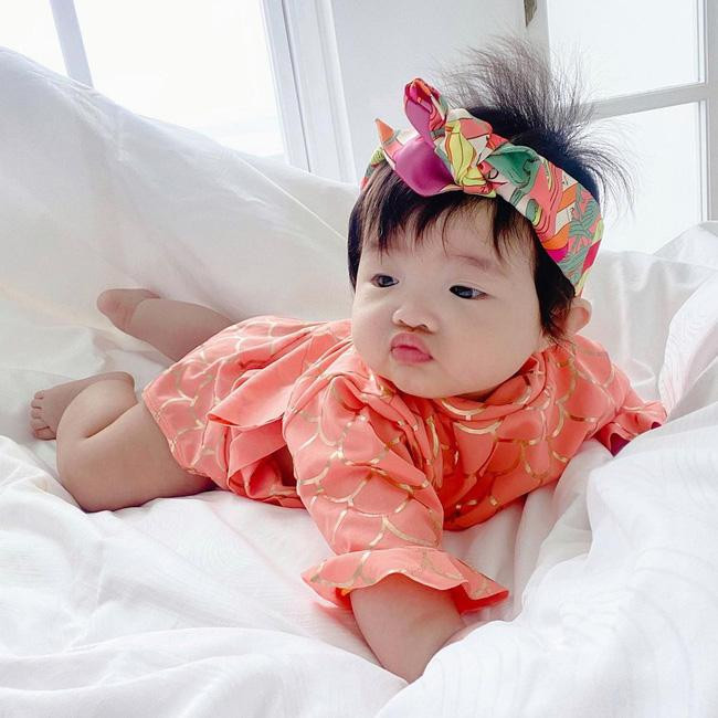 Đến khi 5-6 tháng tuổi, con gái Đông Nhi đã được bố mẹ cho sử dụng các loại phụ kiện xa xỉ như khăn Hermès...