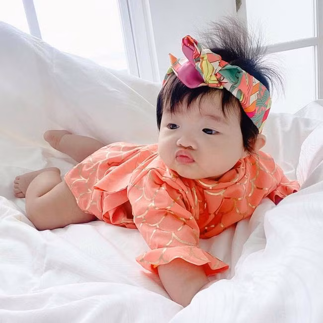 Đến khi 5-6 tháng tuổi, con gái Đông Nhi đã được bố mẹ cho sử dụng các loại phụ kiện xa xỉ như khăn Hermès...