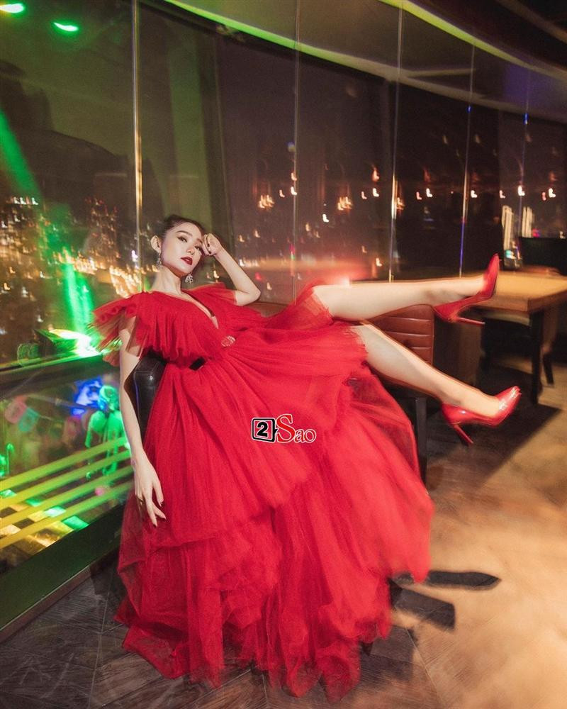 inh Hằng tạo dáng táo bạo trong chiếc đầm của nhà mốt Giambattista Valli.