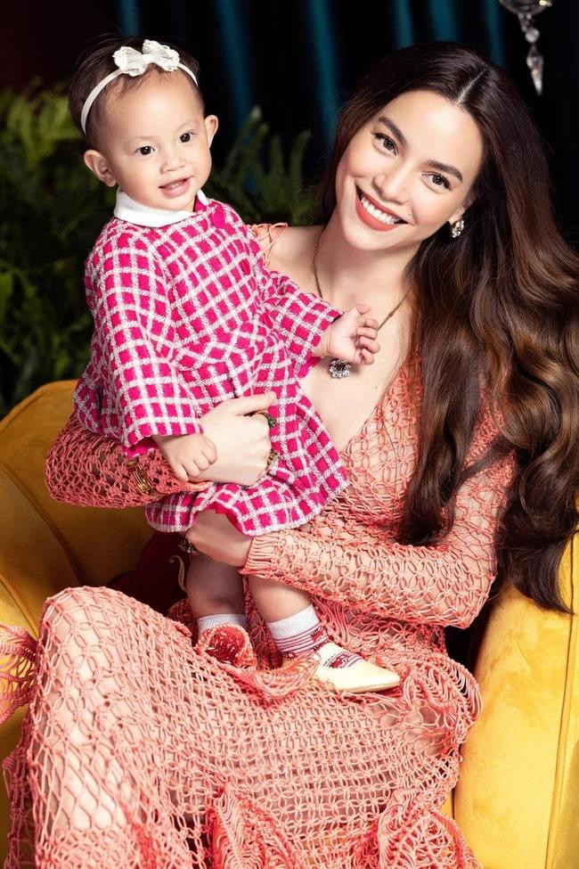 Bà mẹ 3 con khoe thần thái sang chảnh hếc nấc bên công chúa nhỏ Lisa.