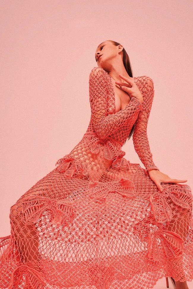 Được biết, thiết kế này của Công Trí và cũng từng được Hà Hồ ưu ái lựa chọn để xuất hiện trong bộ ảnh mừng sinh nhật cặp sinh đôi Leon - Lisa.