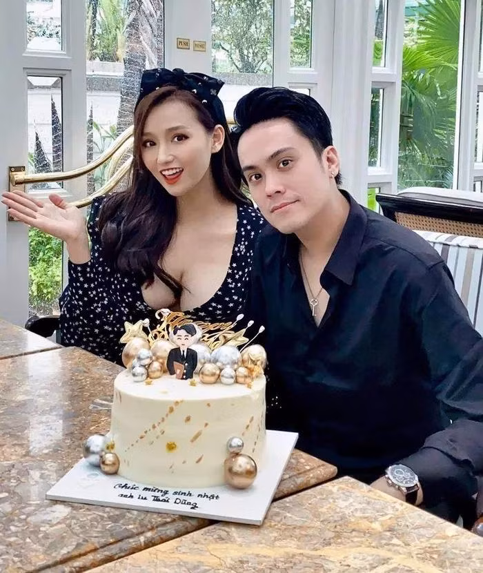 Chiếc váy có thiết kế cổ khoét sâu lộ cả nửa vòng 1.