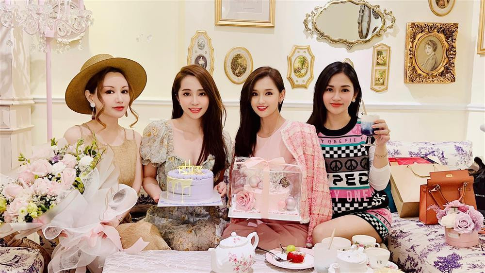 Tiệc sinh nhật vẫn chưa kết thúc mà kéo dài cả tuần lễ, Lã Thanh Huyền tiếp tục đưa ra dresscode mới sặc sỡ hơn. Lần này, người đẹp lại kín đáo hơn hẳn với bộ cánh màu hồng sang chảnh với áo ngoài chất liệu tweed.