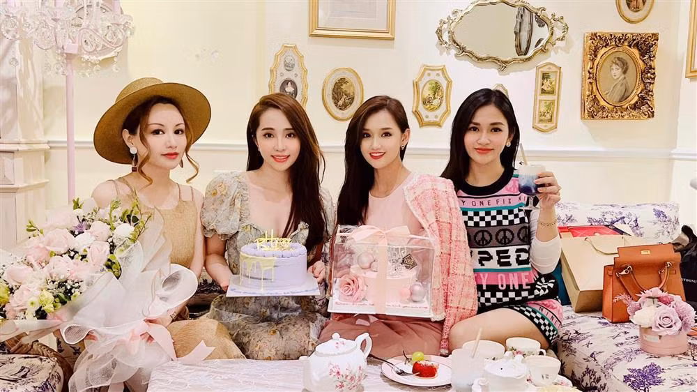 Tiệc sinh nhật vẫn chưa kết thúc mà kéo dài cả tuần lễ, Lã Thanh Huyền tiếp tục đưa ra dresscode mới sặc sỡ hơn. Lần này, người đẹp lại kín đáo hơn hẳn với bộ cánh màu hồng sang chảnh với áo ngoài chất liệu tweed.