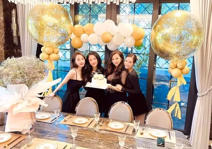 Dàn chị chị em em cũng tuân thủ dresscode đen huyền bí tôn bật làn da trắng sứ.