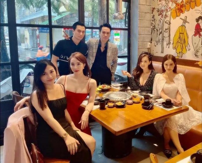 Có lẽ, Lã Thanh Huyền nên tém lại thì hơn bởi khoe ít thì sang mà khoe nhiều lại thành nhàm và khiến người xem nhức mắt. 