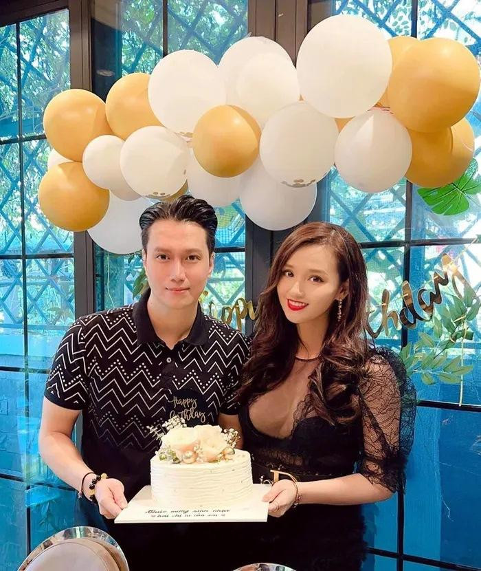 Lã Thanh Huyền hút sóng khi chụp chung cùng Việt Anh. Cụ thể, nữ diễn viên lựa chọn chiếc đầm đen nhưng có phần cổ xuyên thấu lộ rõ cả khe ngực căng tràn sức sống. Chẳng một mỹ nhân nào có thể chiếm spotlight chủ bữa tiệc.