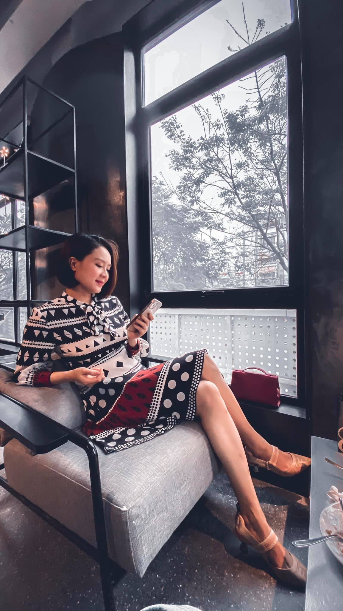 "Thời tiết đang vào đoạn đẹp nhất rồi mà không được đi cà phê, phải mang ảnh cũ ra post lại thì biết là buồn thế nào rồi đấy", Hồng Diễm tâm trạng.