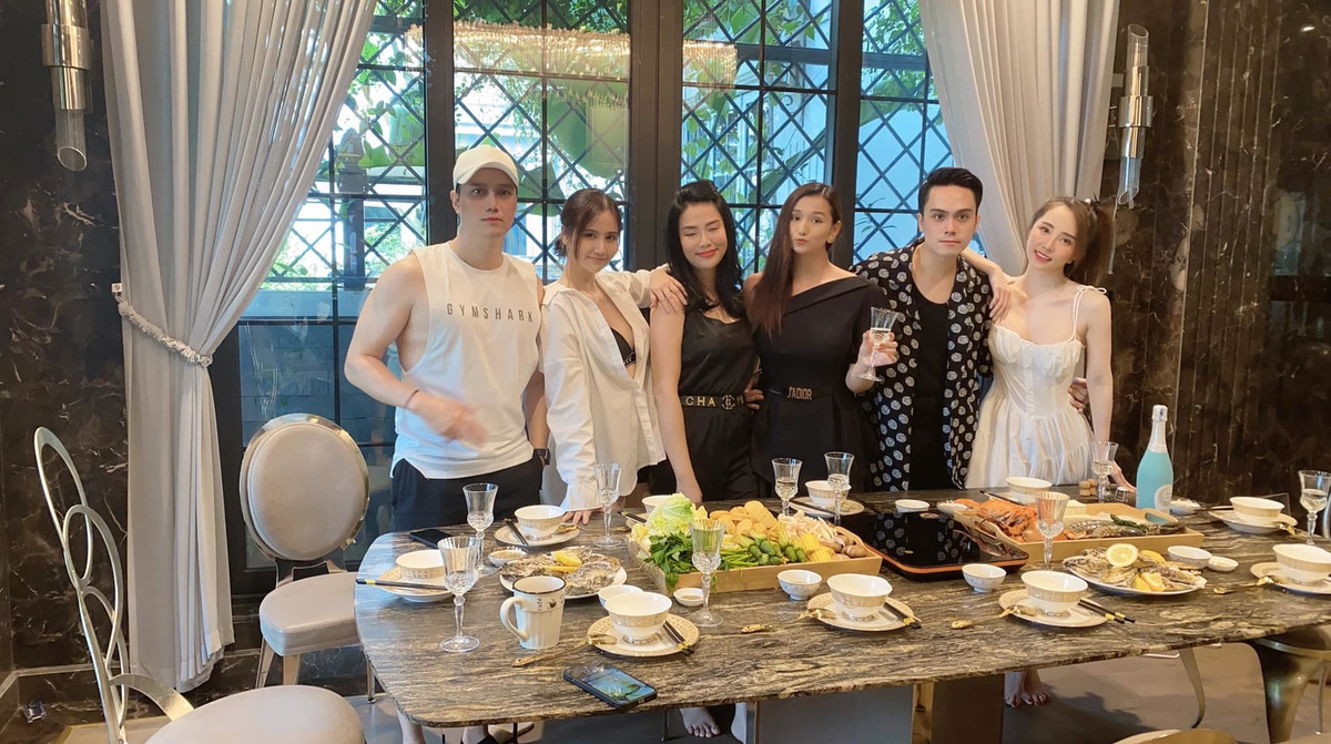 Hội bạn thân Quỳnh Nga, Việt Anh, Lã Thanh Huyền tụ tập ăn uống vui vẻ.