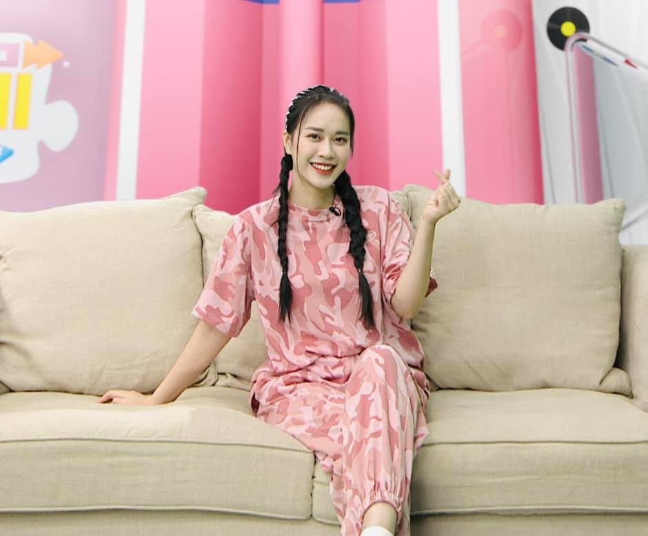 MC Mai Phương xinh đẹp trên trường quay.