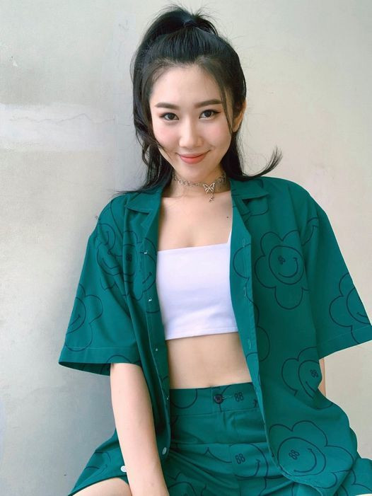 "Gió lay cành trúc la đà, người đang đọc tus chắc là nhớ tôi", Thúy Ngân "thả thính".