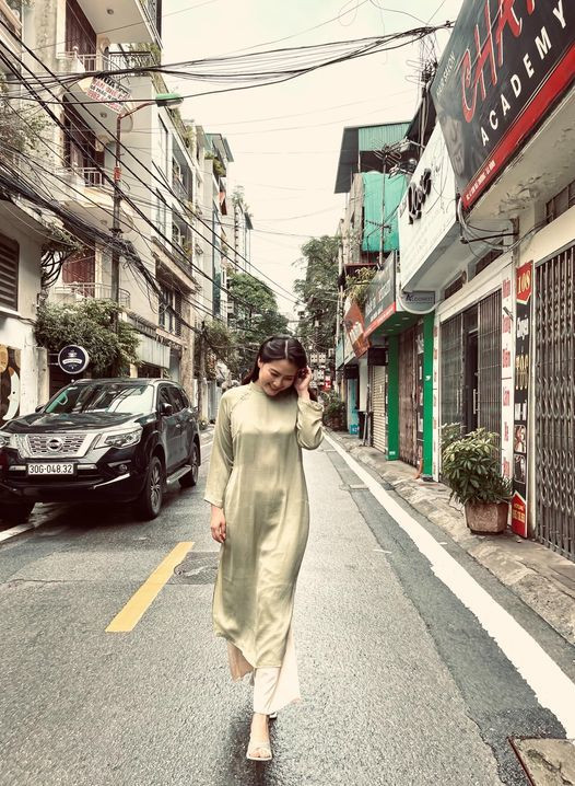Diễn viên Ngọc Lan diện áo dài dạo phố trong chiều thu Hà Nội.