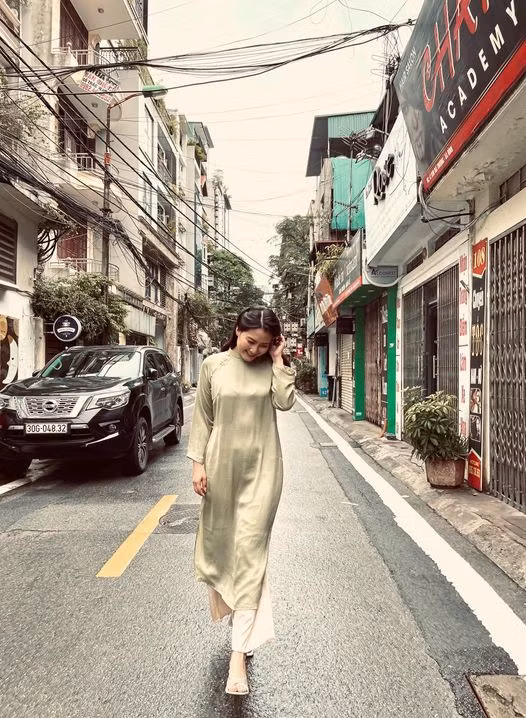 Diễn viên Ngọc Lan diện áo dài dạo phố trong chiều thu Hà Nội.