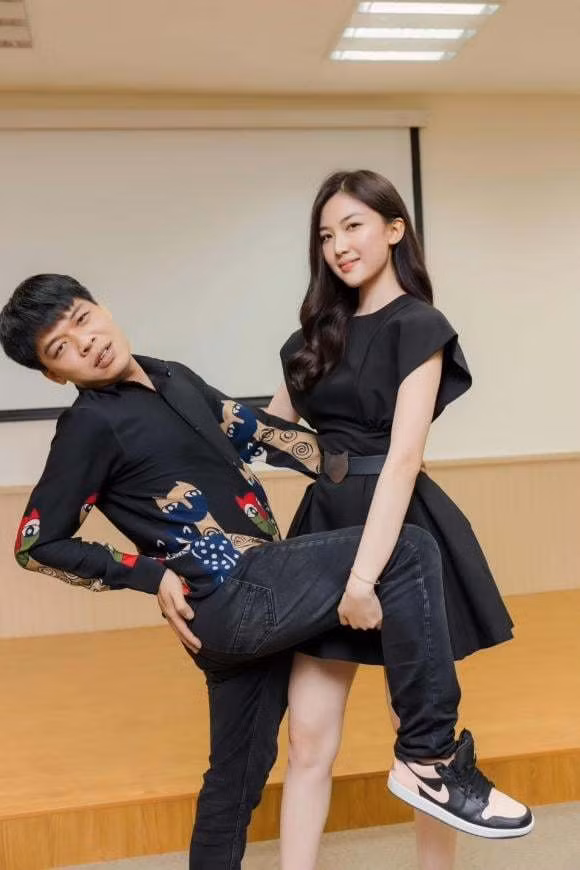 Diễn viên Trung Ruồi tạo dáng chụp ảnh hài hước cùng Lương Thanh "11 tháng 5 ngày".