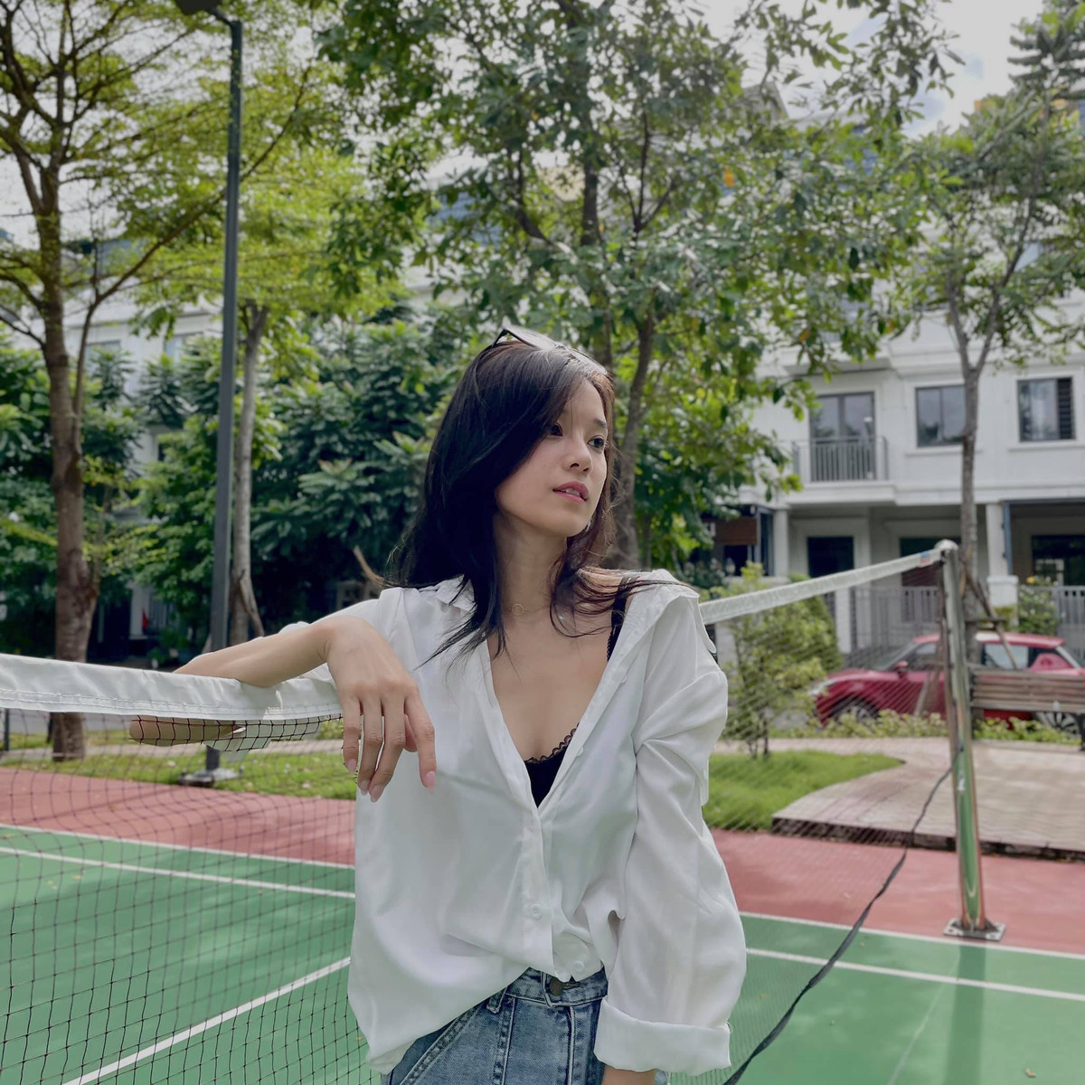 Hoàng Yến Chibi trẻ trung với quần jean và áo sơ mi trắng.