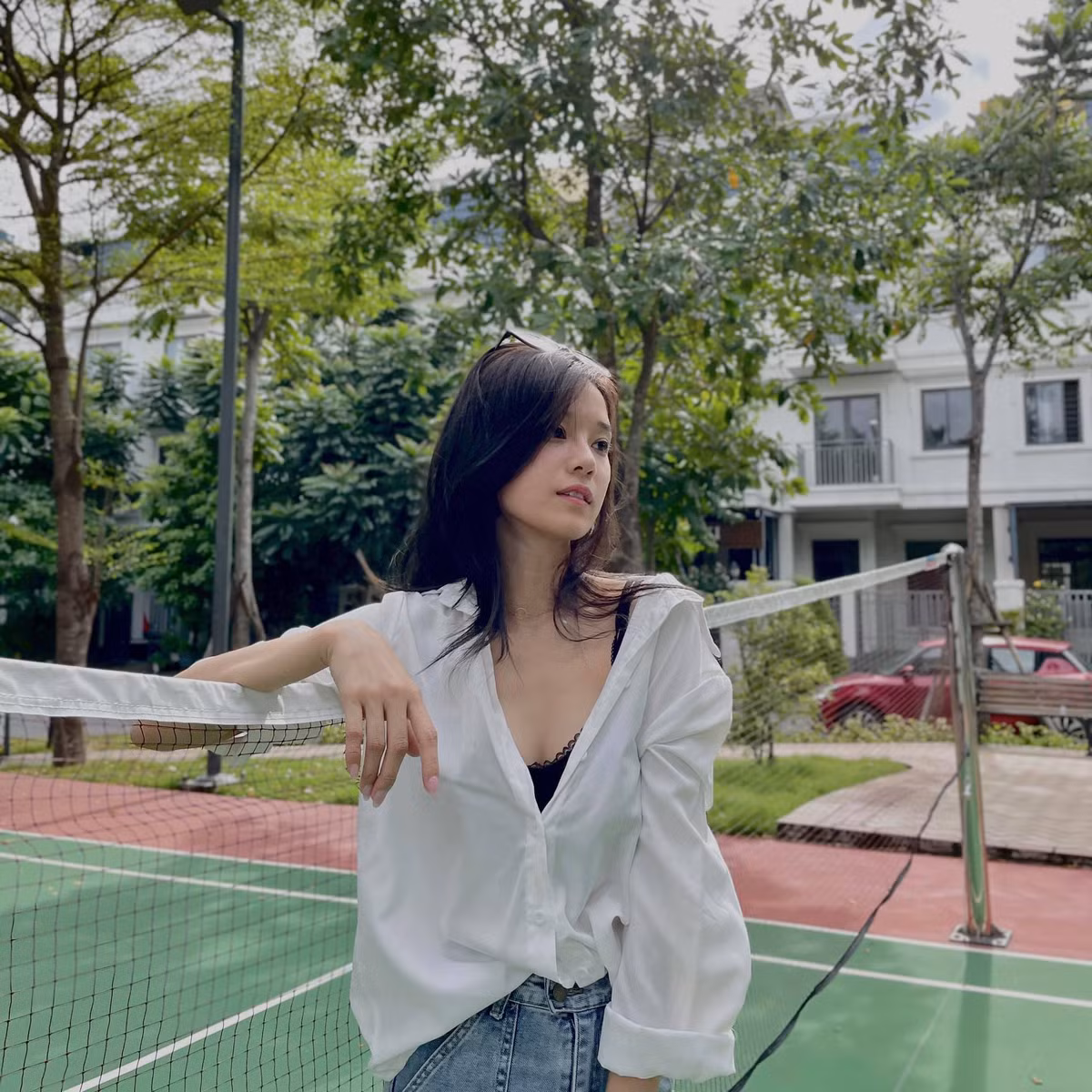 Hoàng Yến Chibi trẻ trung với quần jean và áo sơ mi trắng.