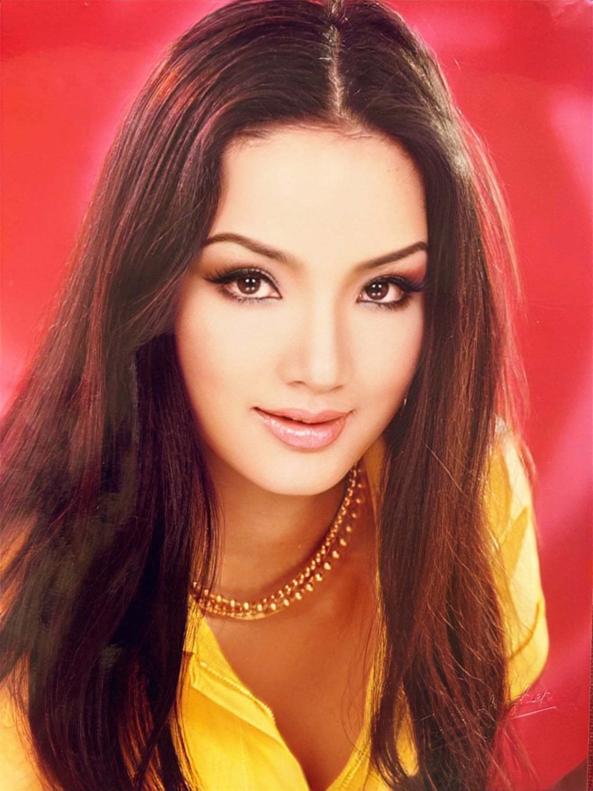 Sao Việt hôm nay 9/10: Hoa hậu Giáng My chia sẻ ảnh thời trẻ với mốt lông mày cong. "Mốt make up lúc bấy giờ đậm hơn thời nay, phong cách thể hiện là cool, ngầu. Thấm thoát đã 23 năm với bao đổi thay. Nhờ FB lưu giữ những kí ức đẹp này", Hoa hậu Giáng My chia sẻ.