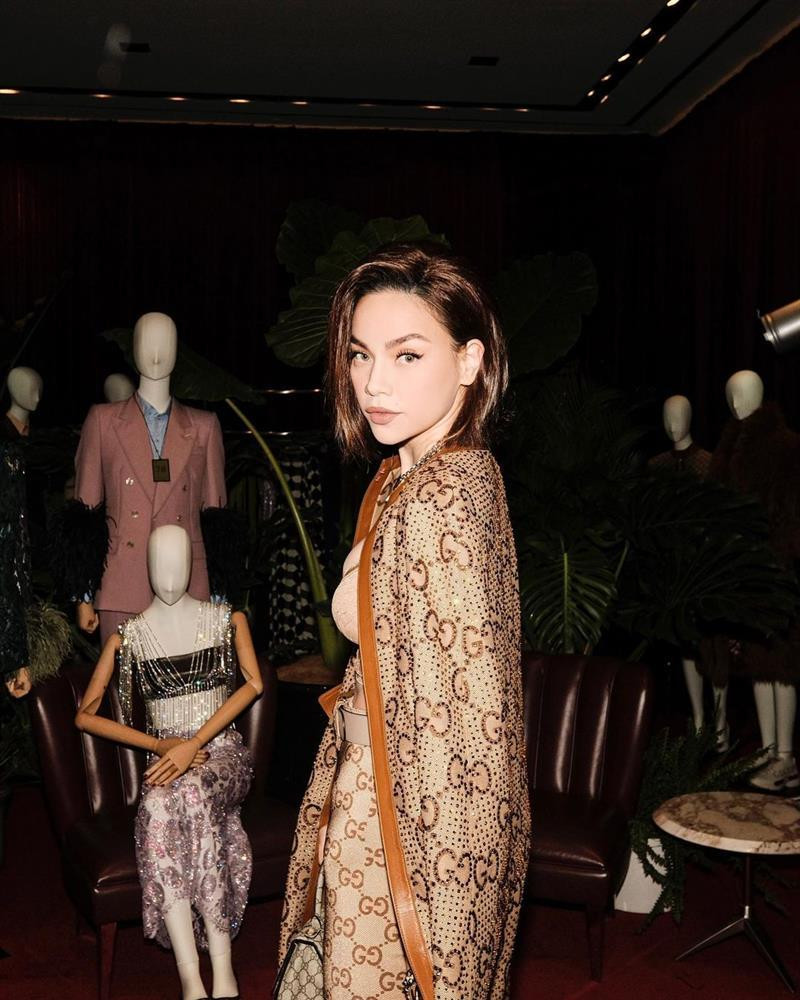 Ngoài việc chọn size áo hơi chật khiến vòng 1 nhảy ra ngoài mất một nửa thì không còn điểm nào có thể chê.