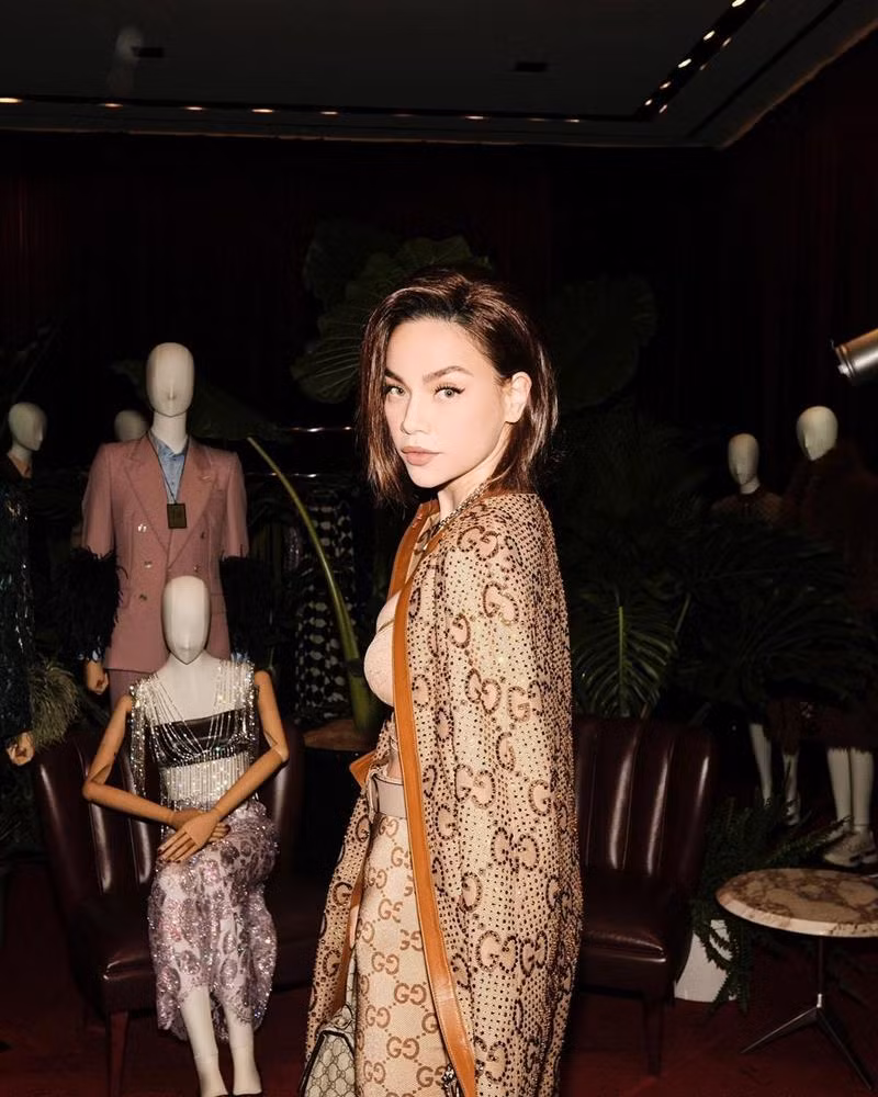 Ngoài việc chọn size áo hơi chật khiến vòng 1 nhảy ra ngoài mất một nửa thì không còn điểm nào có thể chê.