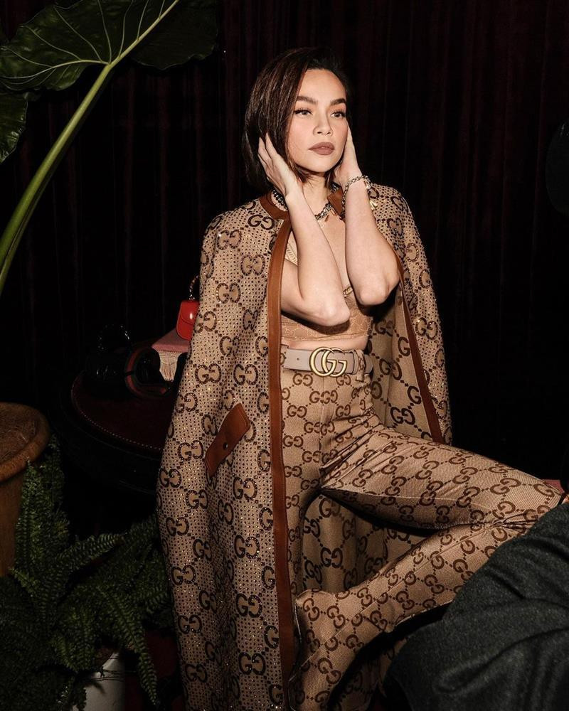 Trong sự kiện ra mắt BST mới của Gucci, từ khoảnh khắc Hà Hồ bước xuống xe, tham dự sự kiện đã toát lên khí chất của một ngôi sao hàng đầu. Đã là mẹ 3 con lại mặc một set đồ cực kỳ kén dáng nhưng bộ ảnh giọng ca "Cả một trời thương nhớ" đăng tải thì gần như không có góc chết.