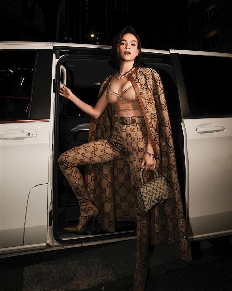 br/> Sau khi cặp sinh đôi Lisa và Leon chào đời, Hồ Ngọc Hà đã rất cố gắng tập luyện để lấy lại được vóc dáng chuẩn chỉnh ngày xưa. Tuy nhiên, dù đã rất nỗ ực nhưng Hà Hồ vẫn 5 lần 7 lượt để lộ vòng 2 to tướng như sắp mang bầu lần 3. Có lẽ vì lý do này mà ê-kíp của Hà Hồ đã phải hỗ trợ cô bằng cách photoshop ảnh thật khéo léo tuy nhiên nếu nhìn ảnh bị tag của nữ ca sĩ mới thấy rõ sự thật phũ phàng.