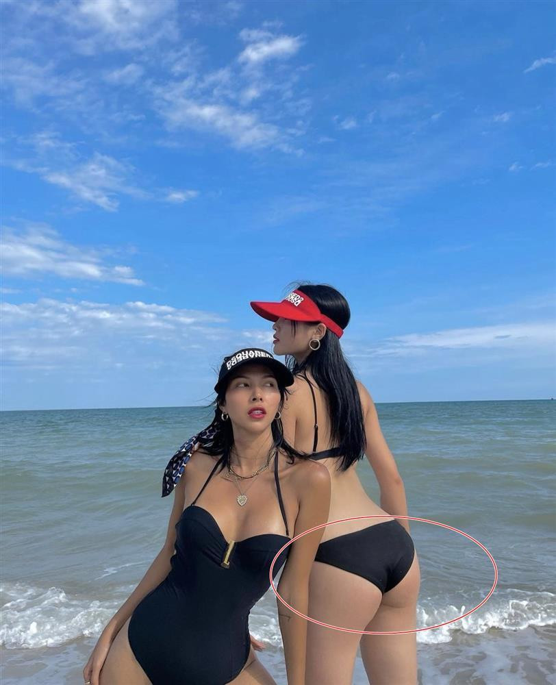 Không rõ có sự "can thiệp" của photoshop hay không nhưng trong bức ảnh diện bikini từ tháng 4, body người đẹp vẫn khá hoàn hảo với vòng 3 căng tròn.