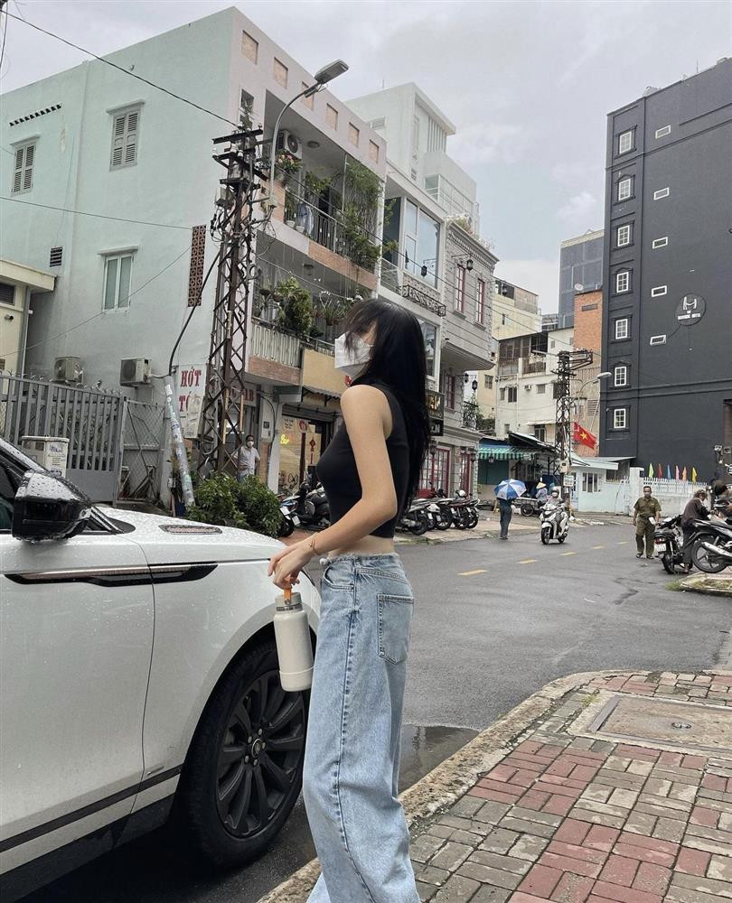 Không khó để thấy thời gian gần đây, Kỳ Duyên xuống cân thấy rõ. Trong những bức ảnh đời thường, Kỳ Duyên đều để lộ vòng 3 phẳng lì.