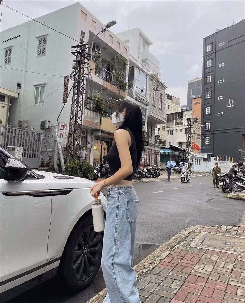 Không khó để thấy thời gian gần đây, Kỳ Duyên xuống cân thấy rõ. Trong những bức ảnh đời thường, Kỳ Duyên đều để lộ vòng 3 phẳng lì.