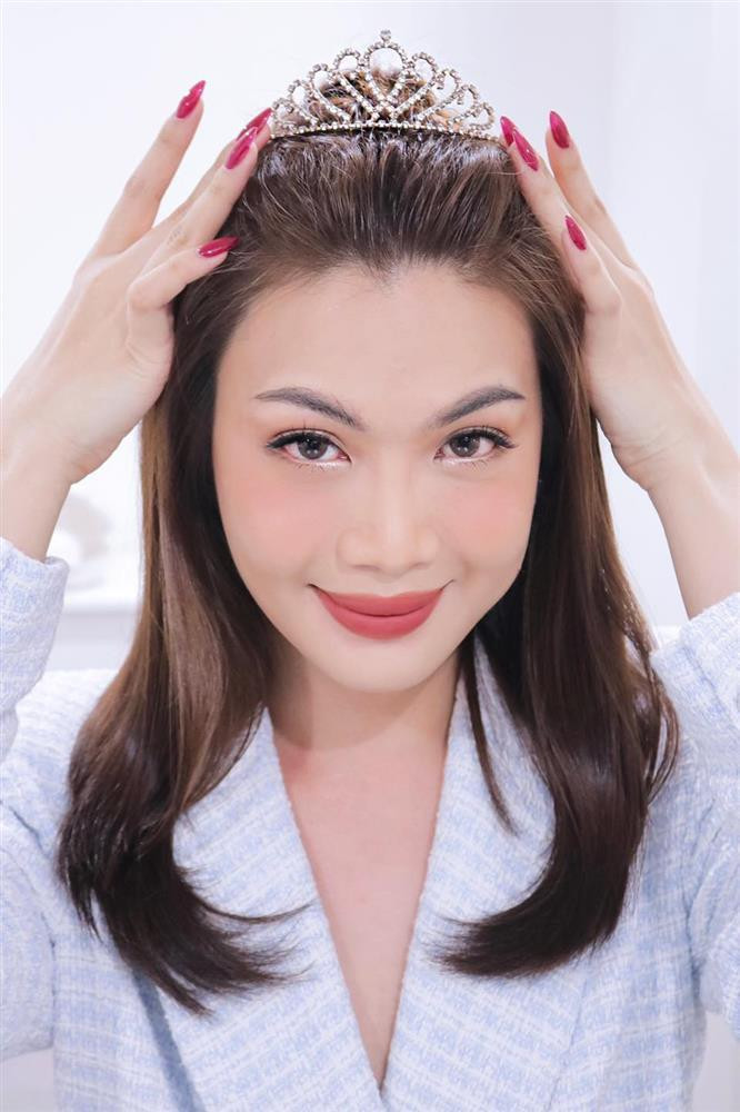 br/> Mới đây, Đào Bá Lộc chia sẻ hình ảnh đội vương miện khiến dân mạng rần rần phấn khích. Trước đây, ca sĩ 9x từng từ chối việc thi hoa hậu với nhiều lý do nhưng lần này, chính Đào Bá Lộc lại có vẻ như đổi ý. Vẫn phong cách lầy lội thường thấy, Đào Bá Lộc đăng ảnh đội vương miện kèm dòng trạng thái: "Hoa Khôi Soju xỉn ngang lúc đăng quang. Hứa lần sau sẽ phát huy hơn nữa, có ngã thì chỉ ngã vào lòng crush".